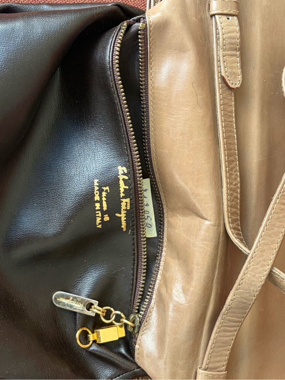 Vintage Salvatore Ferragamo Taupe Leather Flap Shoulder Crossbody Bag Handbag - Picture 11 of 11